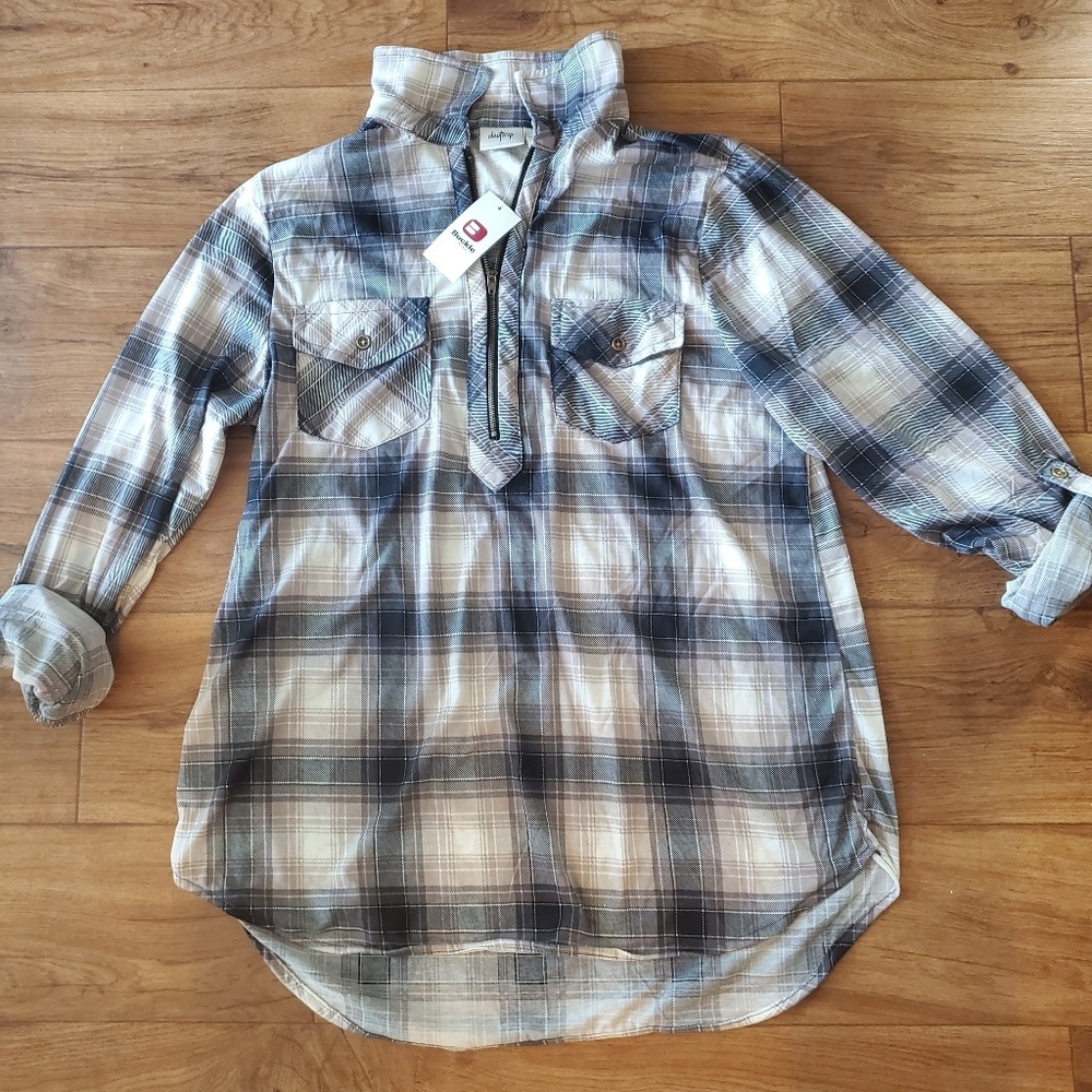 NWT blue plaid daytrip top with zipper